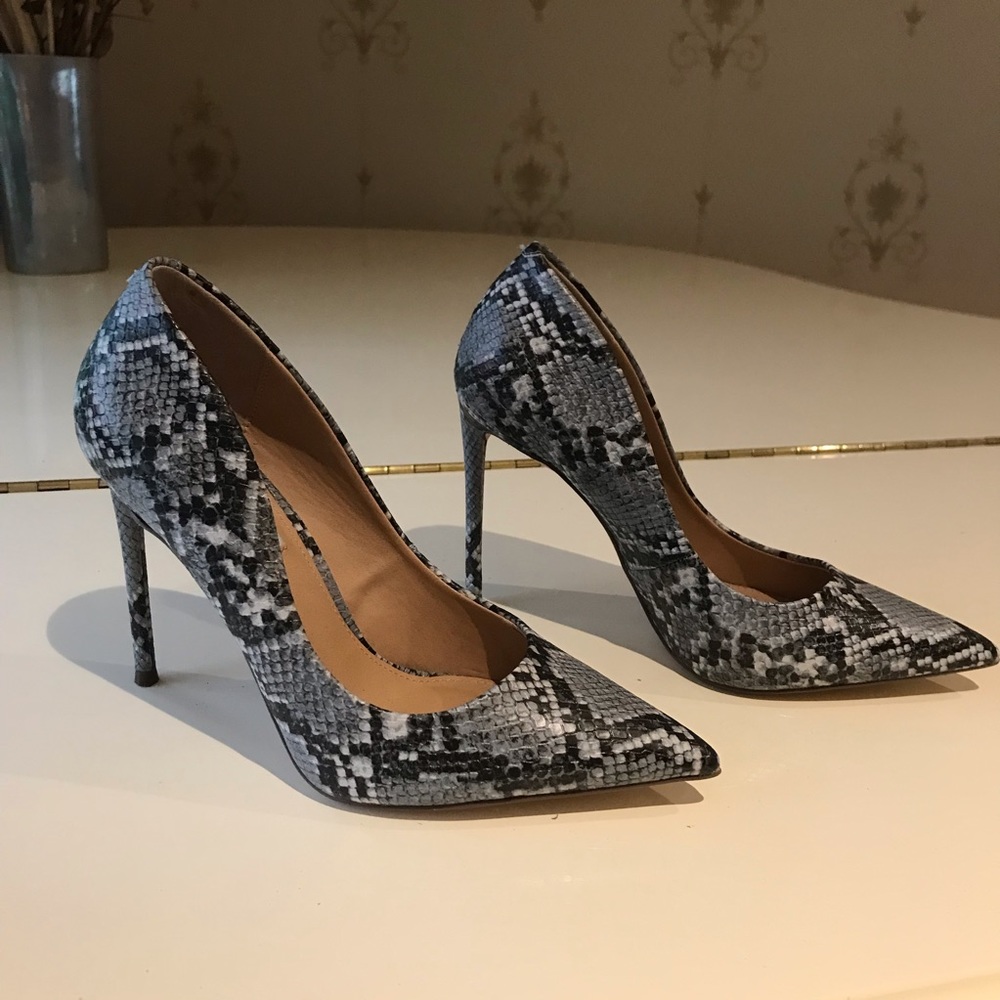 Snakeskin print pumps by Steve Madden 6.5